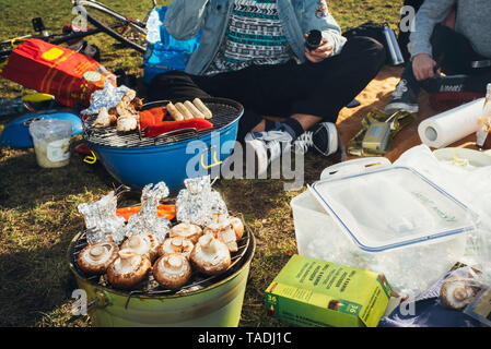 Les jeunes ayant un barbecue in park Banque D'Images