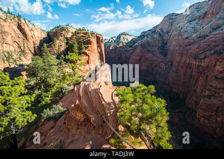 USA, Utah, Zion National Park, bord étroit menant à Angels Landing Banque D'Images