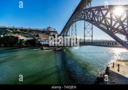 Portugal, Porto, vieille ville, rivière Douro et Luiz I Bridge contre le soleil Banque D'Images