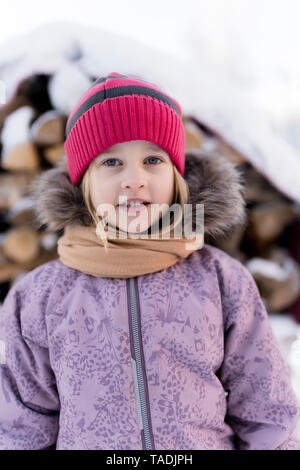 La Finlande, Kuopio, portrait de petite fille en hiver Banque D'Images