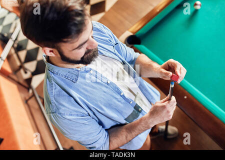 L'homme préparer son billiards cue Banque D'Images