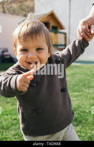 Portrait of baby girl walking and laughing Banque D'Images