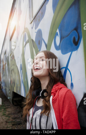 Portrait of teenage girl à un train voiture peinte Banque D'Images