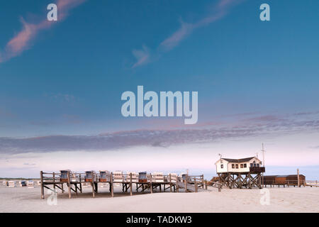 En Allemagne, Sankt Peter Ording, chaises de plage et pile dwellings sur la plage Banque D'Images