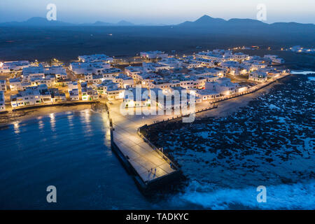 Espagne, Canaries, Lanzarote, Caleta de Famara, crépuscule, vue aérienne Banque D'Images
