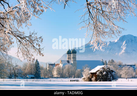 L'Allemagne, la Haute-Bavière, Toelzer, terres en hiver l'abbaye de Benediktbeuern Banque D'Images