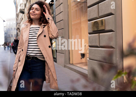 Smiling woman walking in the city Banque D'Images