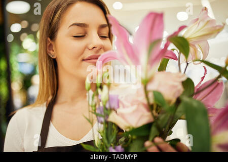 L'odeur de fleurs fleuriste à in flower shop Banque D'Images