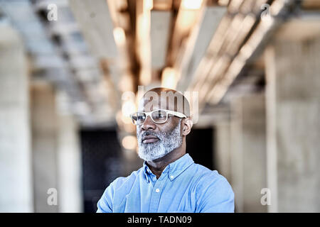 Mature businessman in modern office penser Banque D'Images