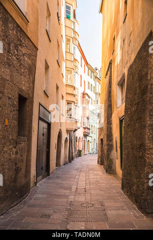 Autriche, Tyrol, Innsbruck, ruelle étroite dans la ville Banque D'Images