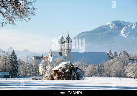 L'Allemagne, la Haute-Bavière, Toelzer, terres en hiver l'abbaye de Benediktbeuern Banque D'Images