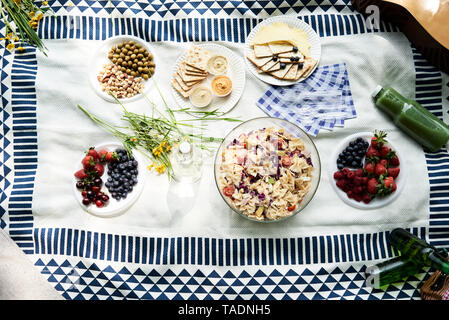 Vue de dessus de l'en-cas sains sur une couverture de pique-nique Banque D'Images