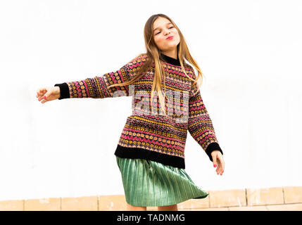 Girl Dancing in front of white wall Banque D'Images