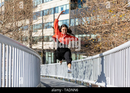 Jeune danseur contemporain sur une passerelle Banque D'Images