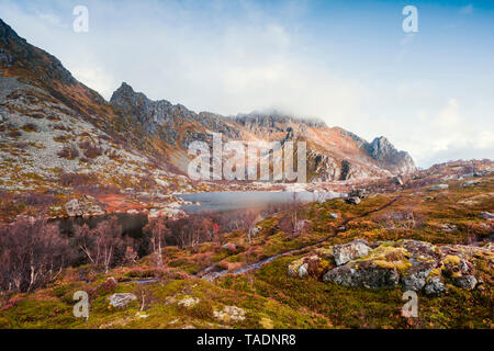 La Norvège, îles Lofoten, Henningsvær, Montagnes en automne Banque D'Images