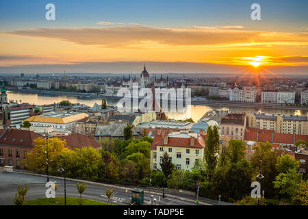 Budapest, Hongrie - Vue Aérienne Vue panoramique de Budapest au lever du soleil avec la lumière du soleil, les bâtiments résidentiels de Buda et le Parlement de Hongrie Banque D'Images