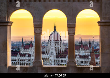 Budapest, Hongrie - le bâtiment du parlement hongrois au lever du soleil à la recherche de vieux windows pierre Banque D'Images