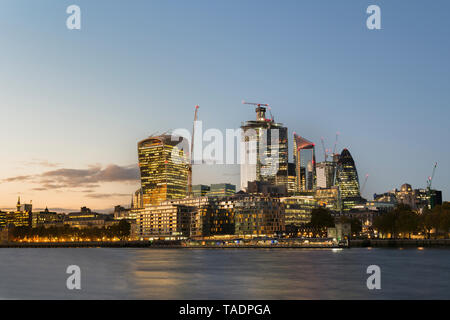 UK, Londres, ville de London, Tamise, Skyline avec immeubles de bureaux modernes au coucher du soleil Banque D'Images