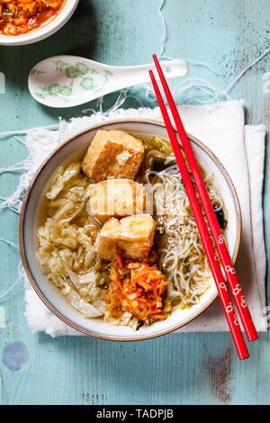 Soupe aux nouilles asiatiques avec du chou, le tofu, les nouilles shirataki et kimchi maison Banque D'Images