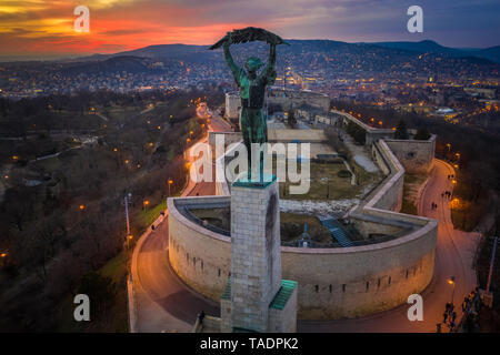 Budapest, Hongrie - vue aérienne de la Statue de la liberté hongroise avec des collines de Buda et étonnante de soleil colorés derrière à l'heure d'hiver Banque D'Images