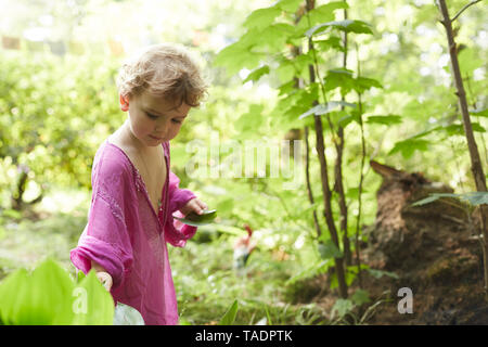 Little girl wearing Tunique rose dans la nature Banque D'Images