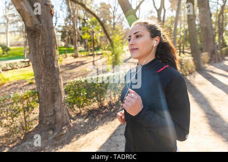 Young woman jogging in park Banque D'Images