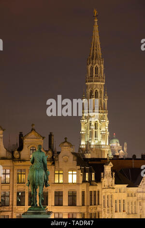 Belgique, Bruxelles, vue sur Mont des Arts, la mairie et ville basse, Statue d'Albert Ier de Belgique la nuit Banque D'Images