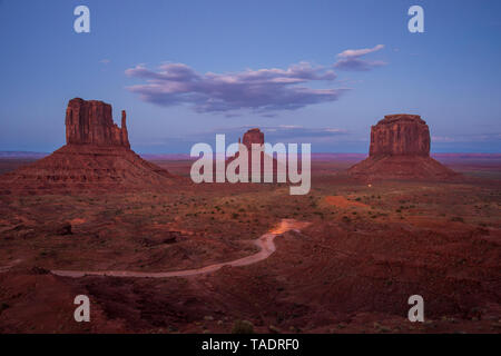 Aux Etats-Unis, l'Arizona, Monument valley dans la soirée Banque D'Images