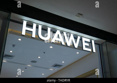 Bangkok, Thaïlande - 22 mai 2019 : Huawei logo en face de la boutique. Banque D'Images