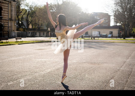 L'Italie, Vérone, ballerine danser dans la ville Banque D'Images