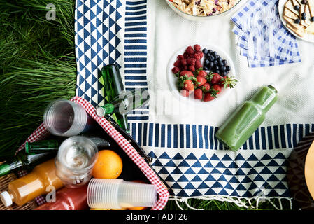 Vue de dessus de l'en-cas sains sur une couverture de pique-nique Banque D'Images