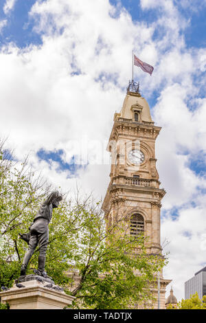 La statue du Capitaine Charles Sturt Explorateur et la Tour Victoria d'Adelaide contre un beau ciel bleu avec quelques nuages, le sud de l'Australie Banque D'Images