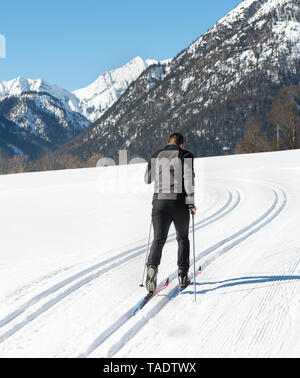 L'Autriche, le Tyrol, l'Achensee, l'homme faisant du ski de fond Banque D'Images