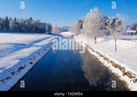 Allemagne, Berlin, Préalpes, Loisach Canal de l'Isar en hiver Banque D'Images