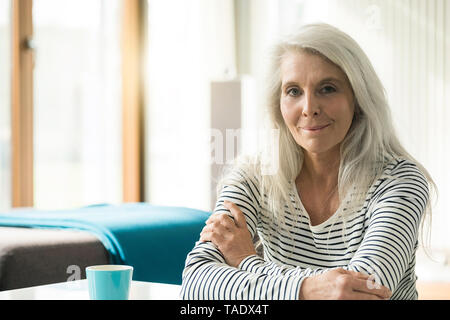 Portrait of young woman at home Banque D'Images