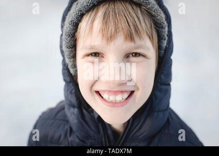 Portrait of happy boy dans des vêtements d'hiver Banque D'Images