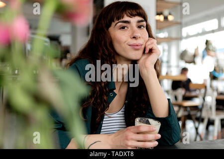 Portrait of young woman in a cafe Banque D'Images