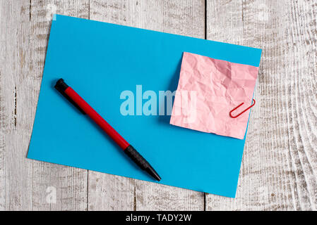 Papier et carton rides stationnaires plus placés au-dessus de fond de bois. Banque D'Images