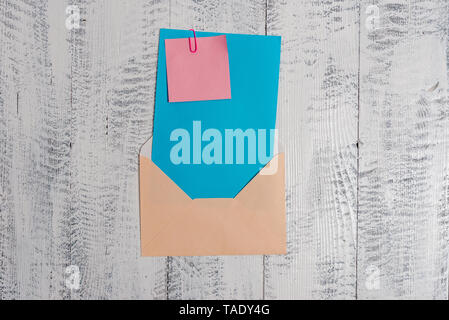 Enveloppe ouverte lettre vierge feuilles sticky note retro wooden background Banque D'Images