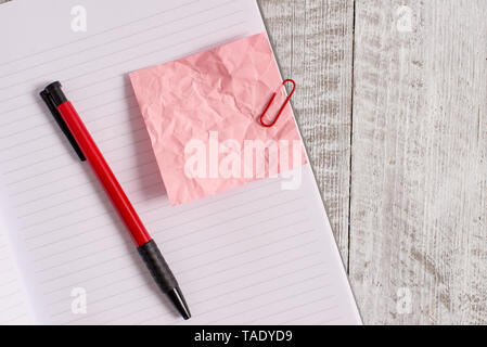 Papier de ride et d'ordinateurs portables plus immobile placé au-dessus de fond de bois. Banque D'Images