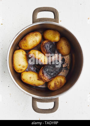 Casserole de pommes de terre brûlée Banque D'Images