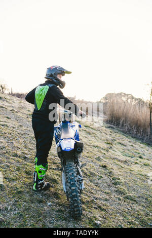 Pilote de motocross sur le circuit permanent Banque D'Images