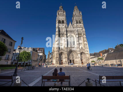 Tours (centre-ouest de la France) : 'la place de la cathedrale' Square dans le centre-ville. Cathédrale de Tours (Anglais : cathédrale Saint-Gatien de Tours), classi Banque D'Images