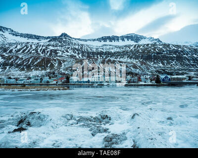 L'Islande, Fjardara, le sceau lieu de repos avec des montagnes de la c en hiver avec de la glace et de la neige Banque D'Images