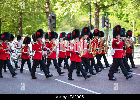 Londres, Royaume-Uni - 12 mai 2019 : la marche des gardes royaux traditionnels lors de la relève de la Garde cérémonie au Palais de Buckingham à Londres, Royaume-Uni. Les trompettistes de la Garde royale . Banque D'Images