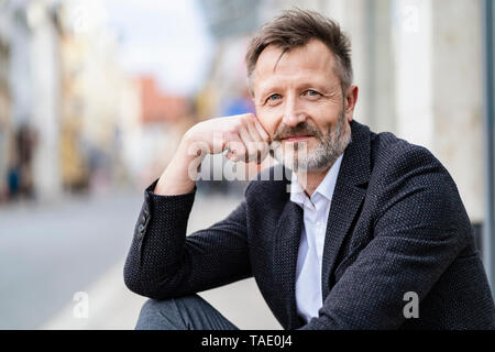 Portrait de contenu mature businessman avec barbe grisonnante Banque D'Images
