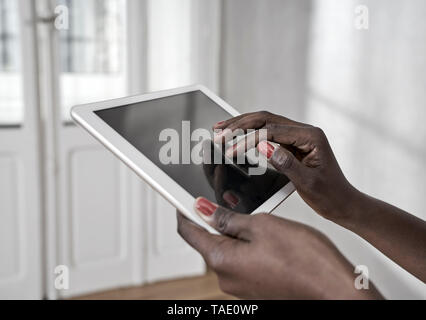 Woman's hands using digital tablet, close-up Banque D'Images