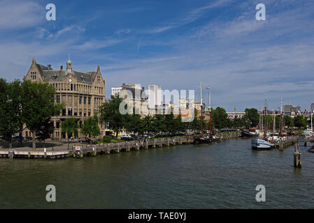 Rotterdam, Pays-Bas - 2017.07.18 : vue sur le quartier historique de veerhaven scheepvaartkwartier (voyage) au bord de la Nieuwe Maas Banque D'Images