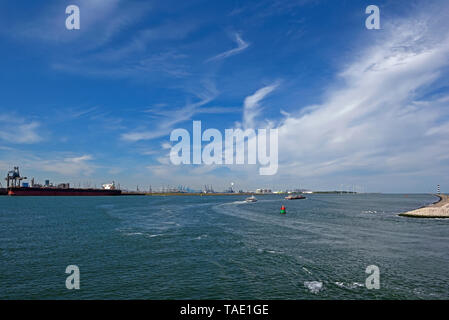 Port de Rotterdam, Pays-Bas - 2018.07.18 : l'entrée du port sur la côte de la mer du nord avec eecv décharge de minerai de fer et de terminal maasvlakte dans le bac Banque D'Images