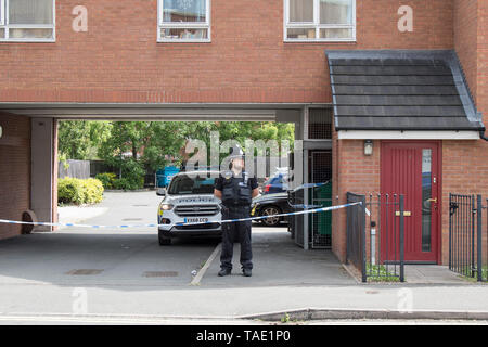 Kidderminster, UK, 24 mai 2019. West Mercia Police est sur la garde à l'extérieur d'une propriété à Kidderminster où le corps d'un homme d'une quarantaine d'années a été découvert hier soir. Un homme de 48 ans a été arrêté, soupçonné de meurtre et enquêtes policières se poursuivent. Lee Hudson/Alamy Live News Banque D'Images
